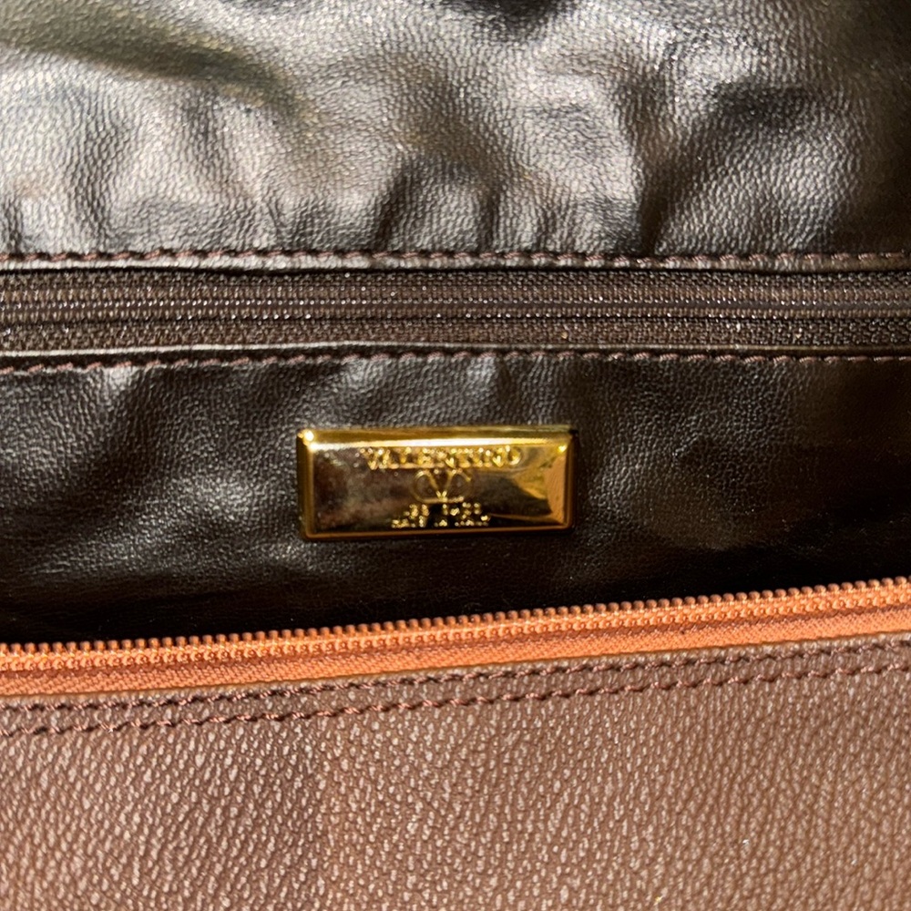 VALENTINO TRAVEL BAG IN CHOC & TAN W. GOLD ACCENTS & ROLLED LEATHER HANDLES - Picture 9 of 10